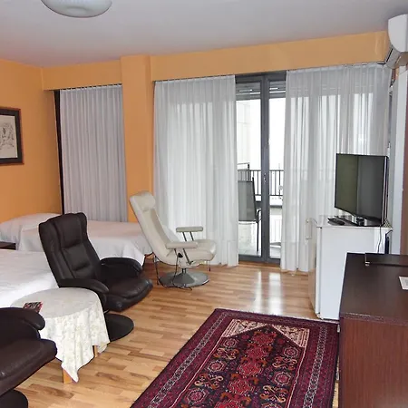 Nassa Garni Lodge *